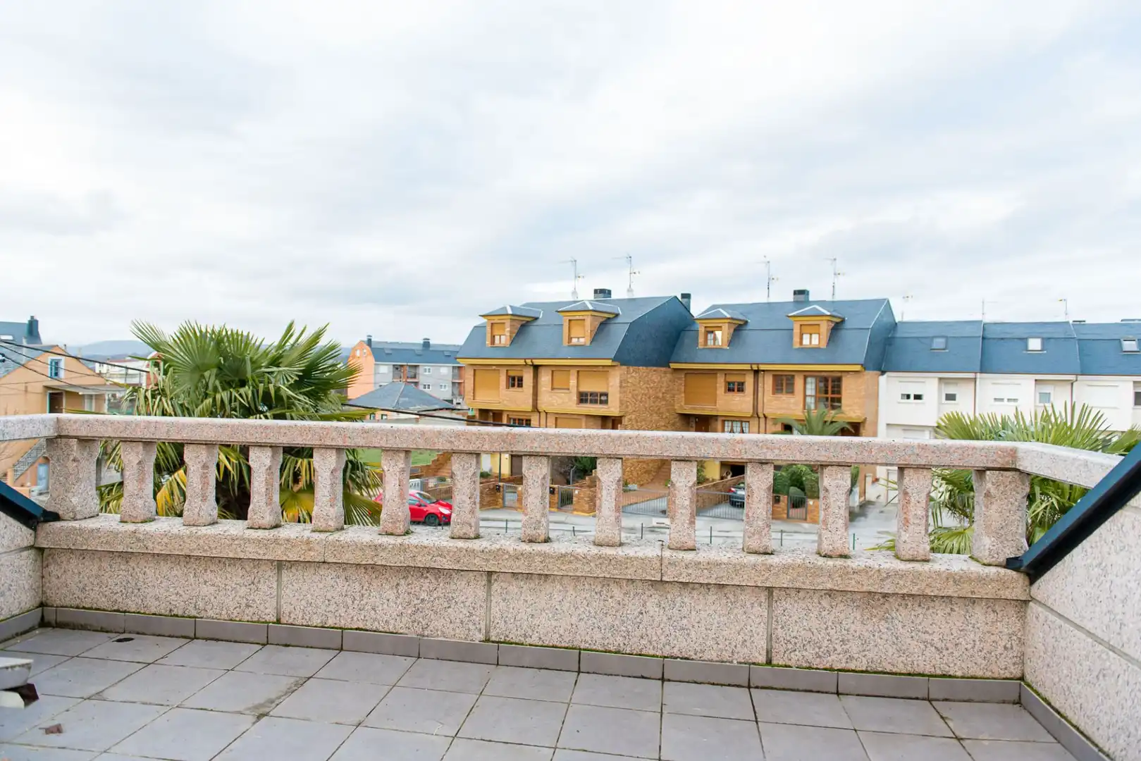 Vista exterior de Casa o chalet en venta en Ponferrada con Calefacción, Jardín privado y Terraza