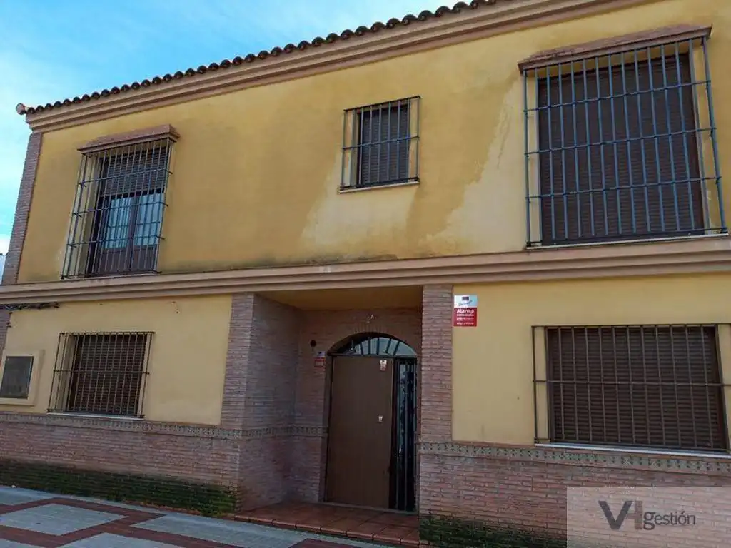 Vista exterior de Casa o xalet en venda en La Rinconada amb Piscina