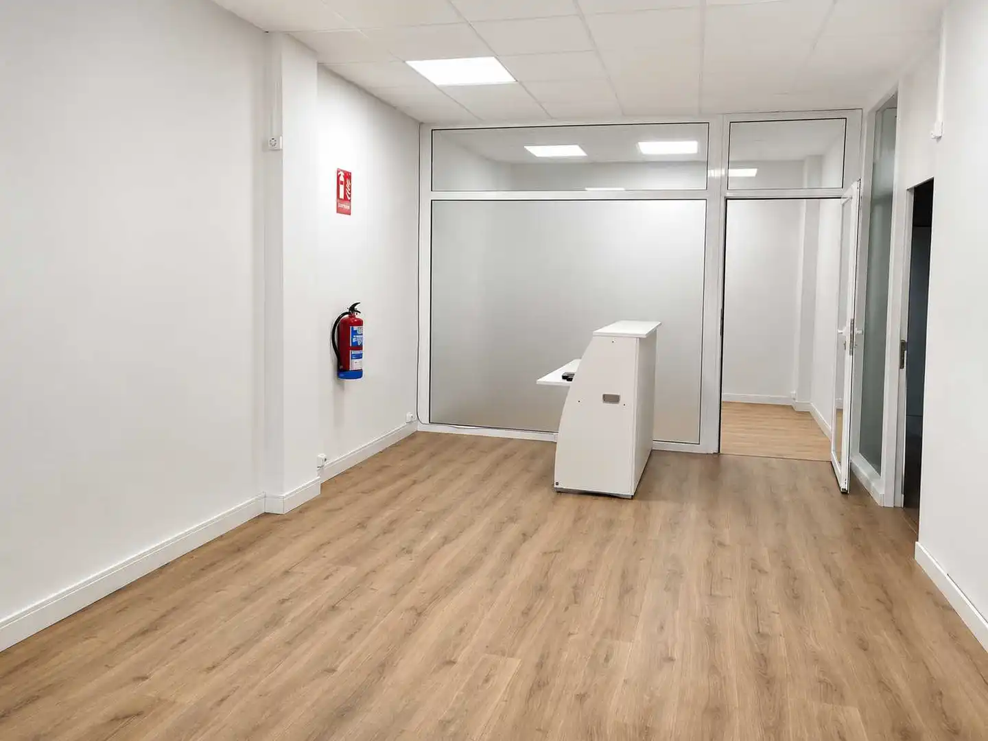 Office space with lift to rent in Calle Lealtad, imagen 2