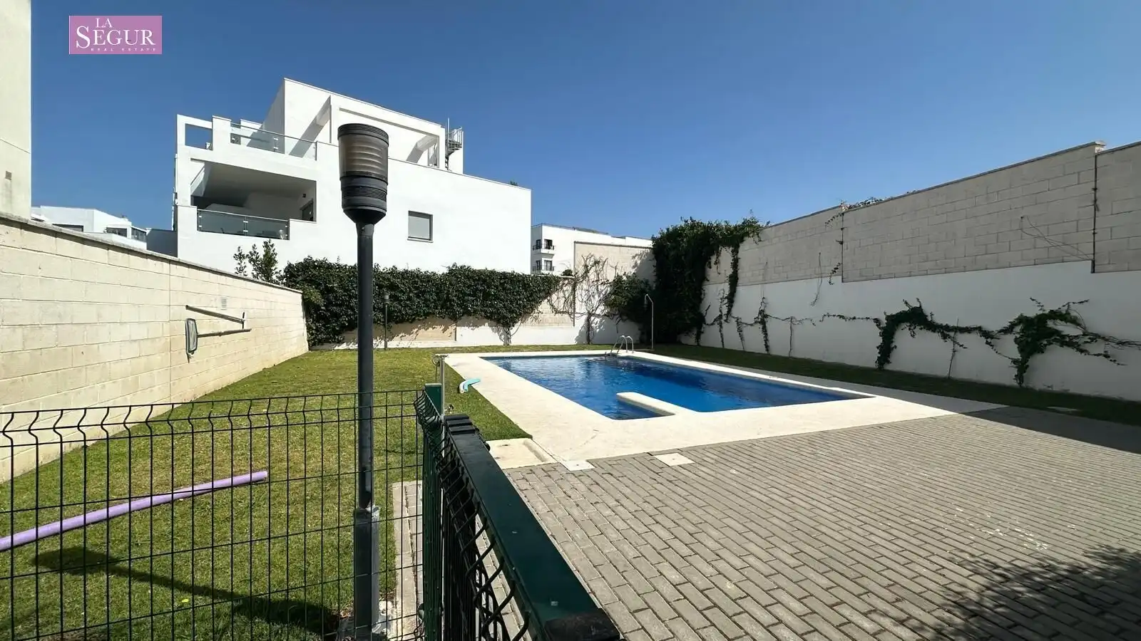 Piscina de Planta baixa en venda en Conil de la Frontera amb Aire condicionat, Terrassa i Traster
