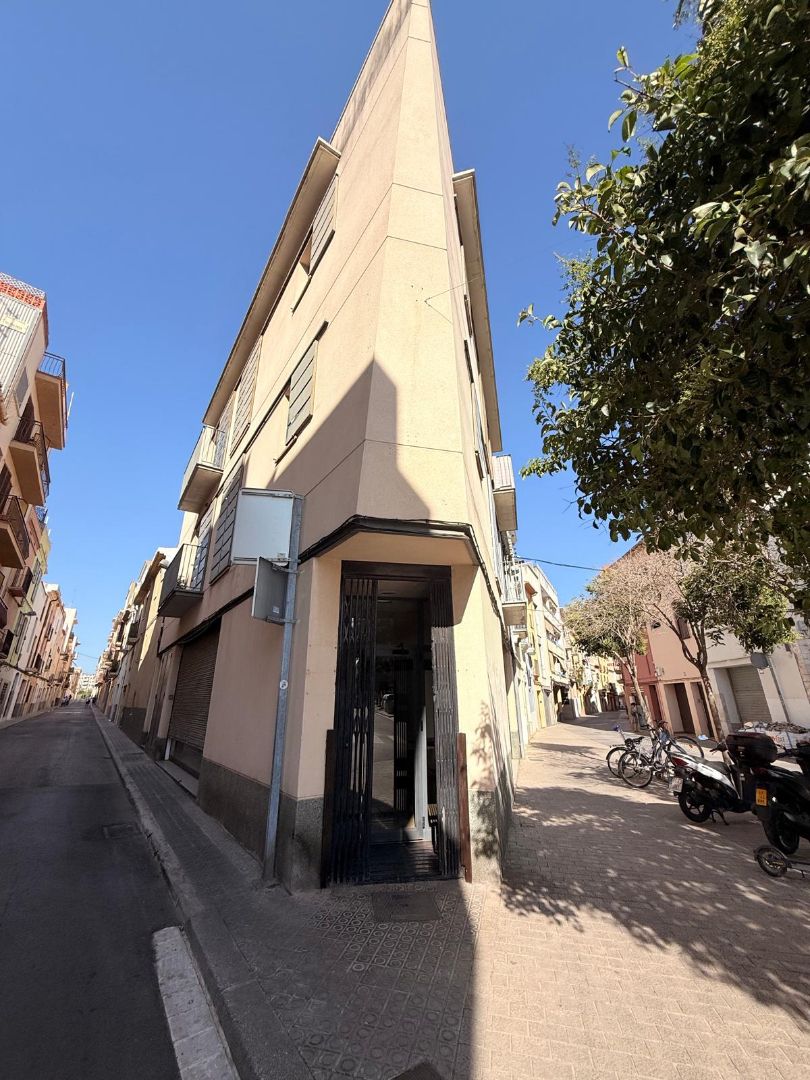 Exterior view of Premises for sale in Vilanova i la Geltrú  with Air Conditioner and Alarm