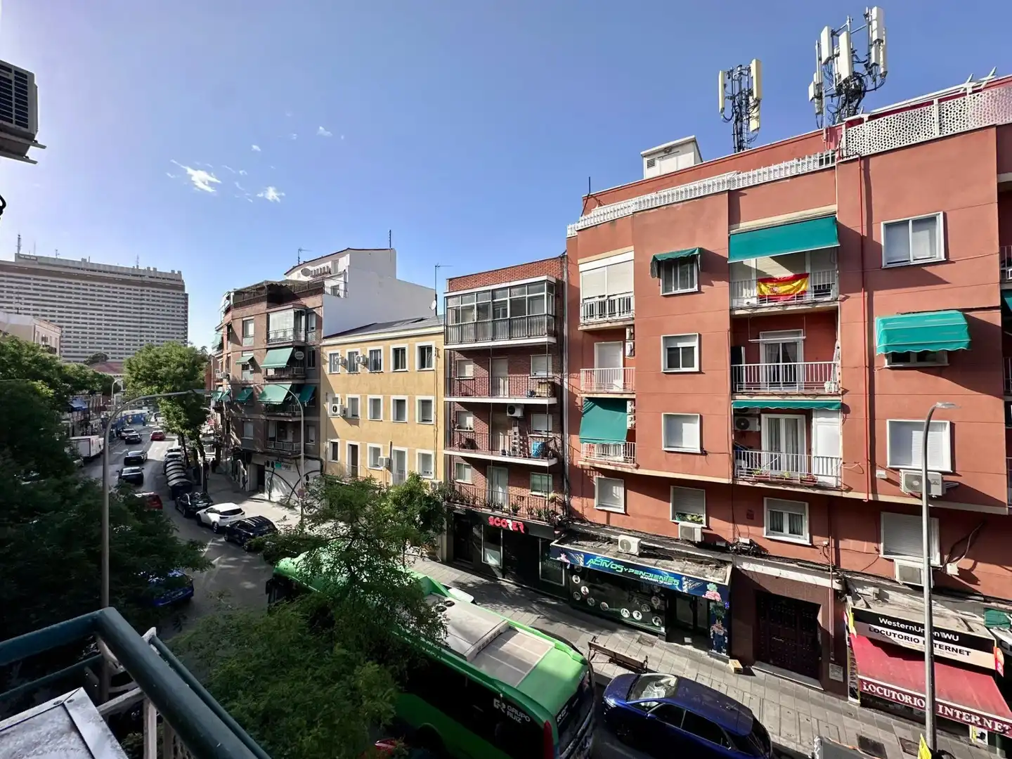 Vista exterior de Piso en venta en Madrid con Calefacción, Parquet y Terraza