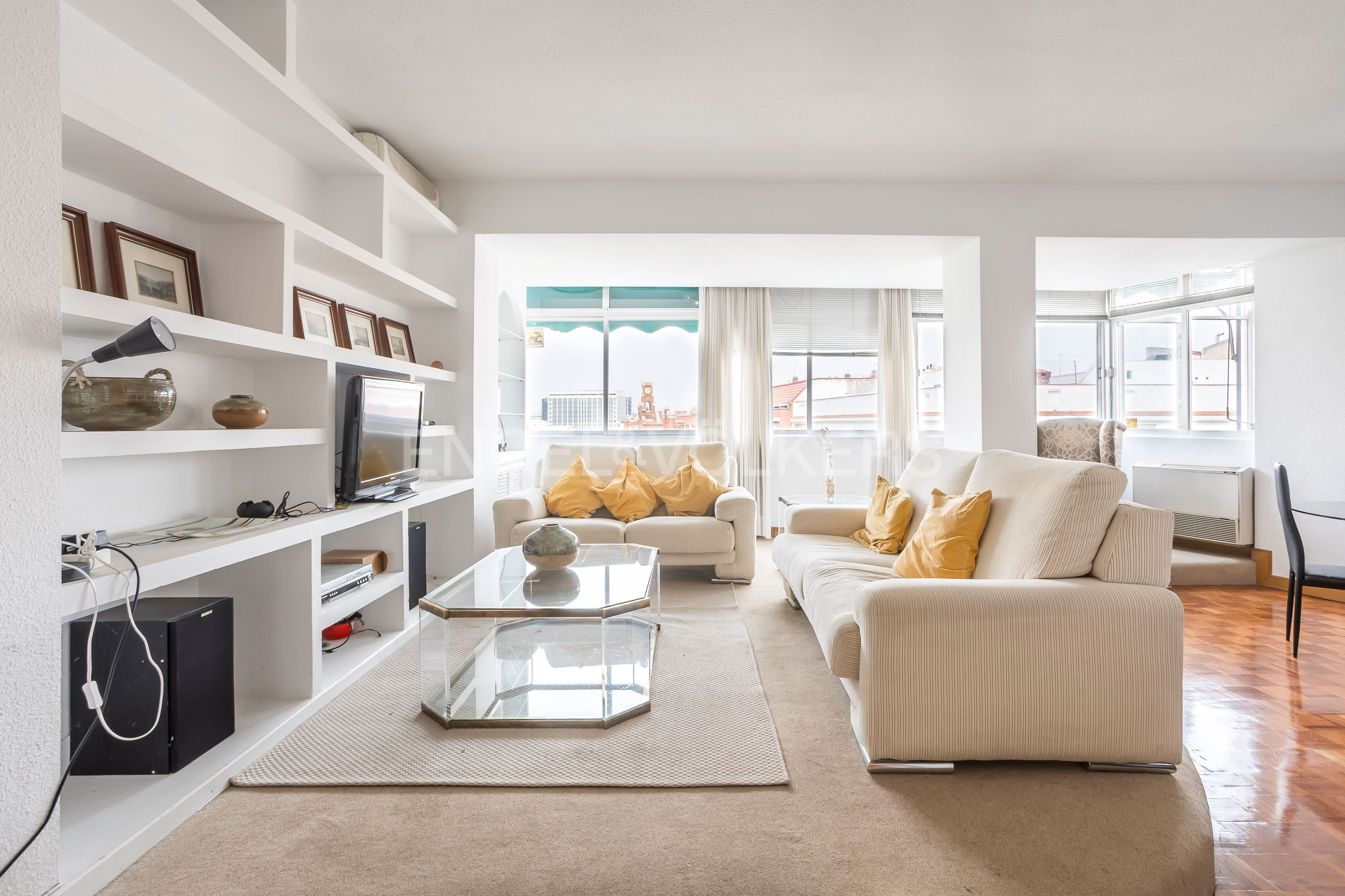 Sala d'estar de Apartament en venda en  Madrid Capital amb Aire condicionat, Calefacció i Parquet