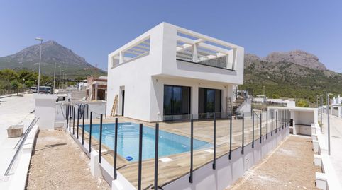 Villa de 3 dormitorios y 3 baños con piscina y jardín en Polop, imatge 3