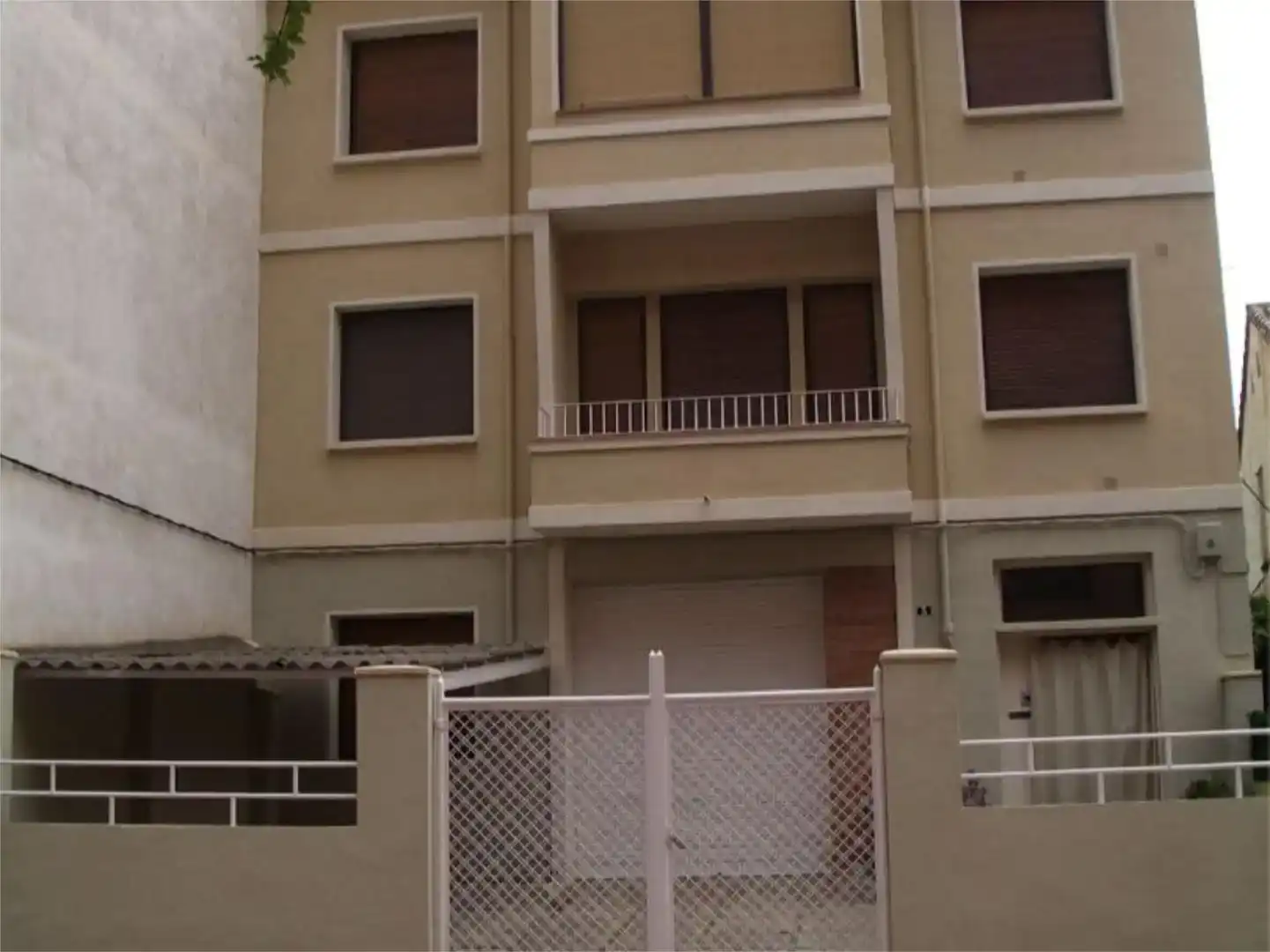 Vista exterior de Casa o xalet en venda en Barbastro amb Jardí privat, Traster i Balcó