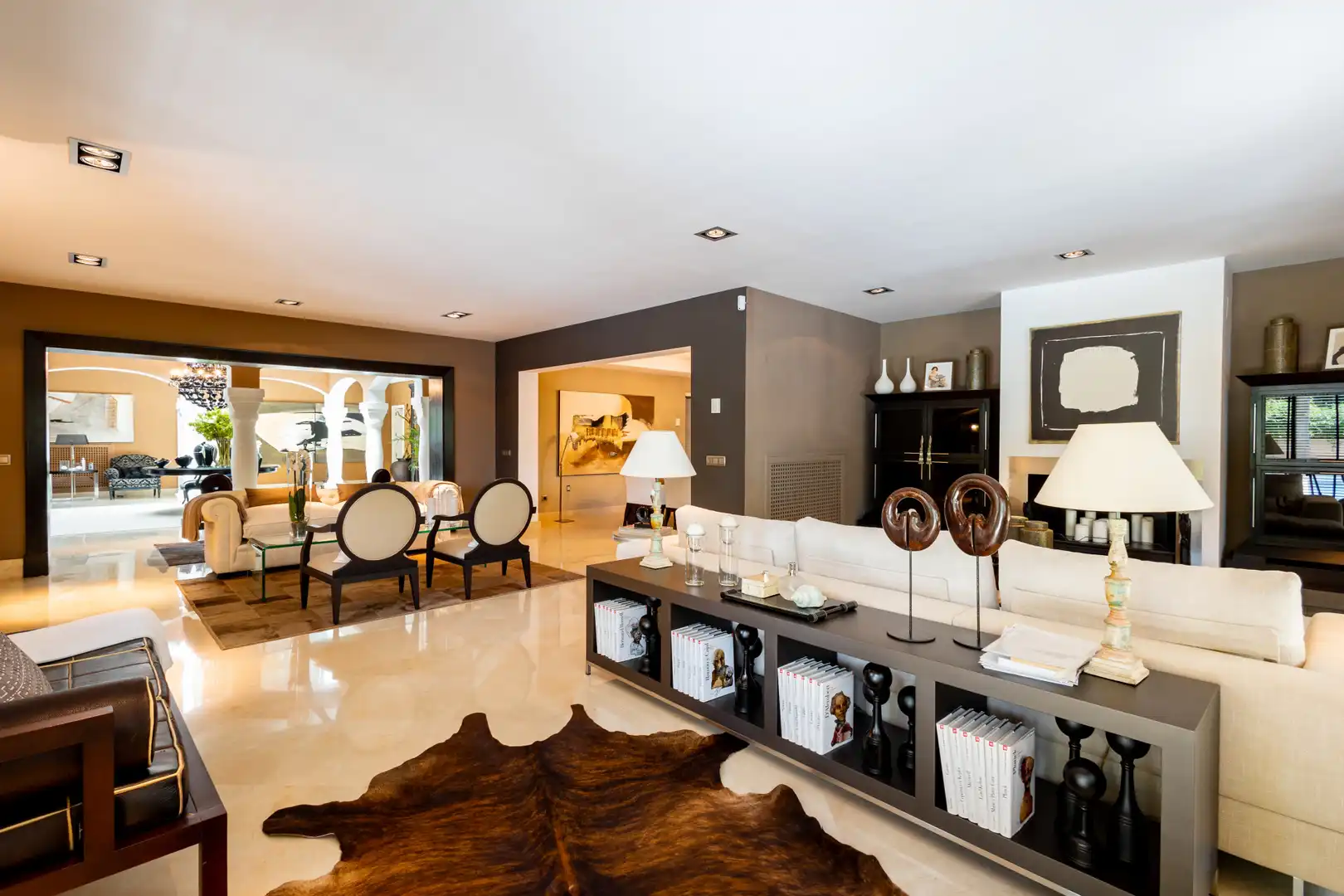 Sala d'estar de Casa o xalet en venda en Marbella amb Aire condicionat, Jardí privat i Terrassa