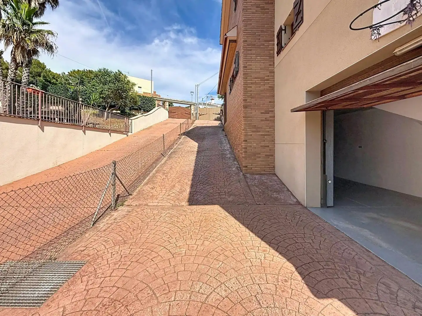 Vista exterior de Casa o xalet en venda en Cubelles amb Aire condicionat, Calefacció i Terrassa