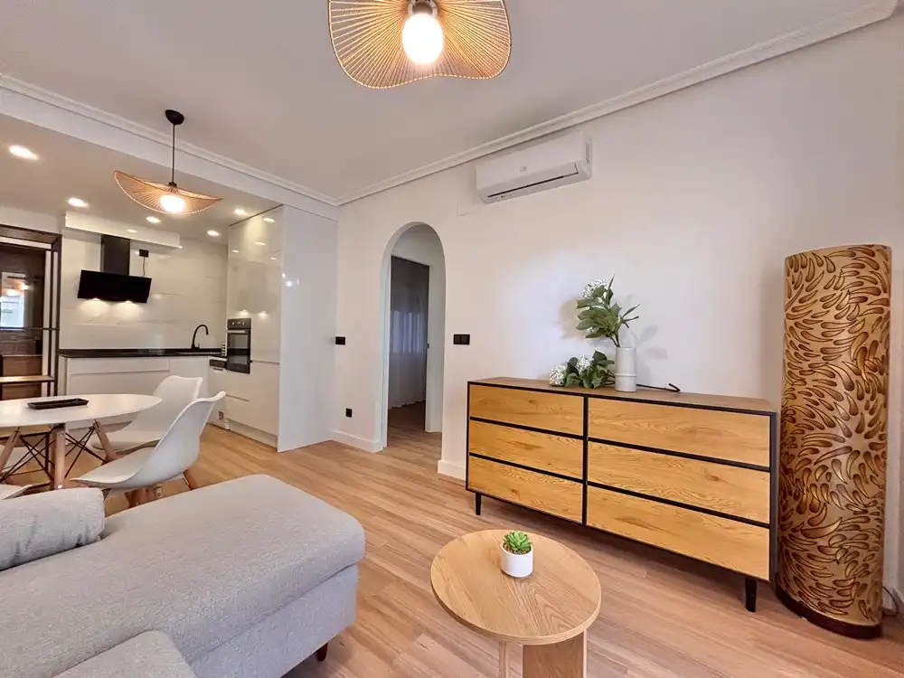 Sala d'estar de Apartament en venda en Torrevieja amb Aire condicionat, Parquet i Moblat