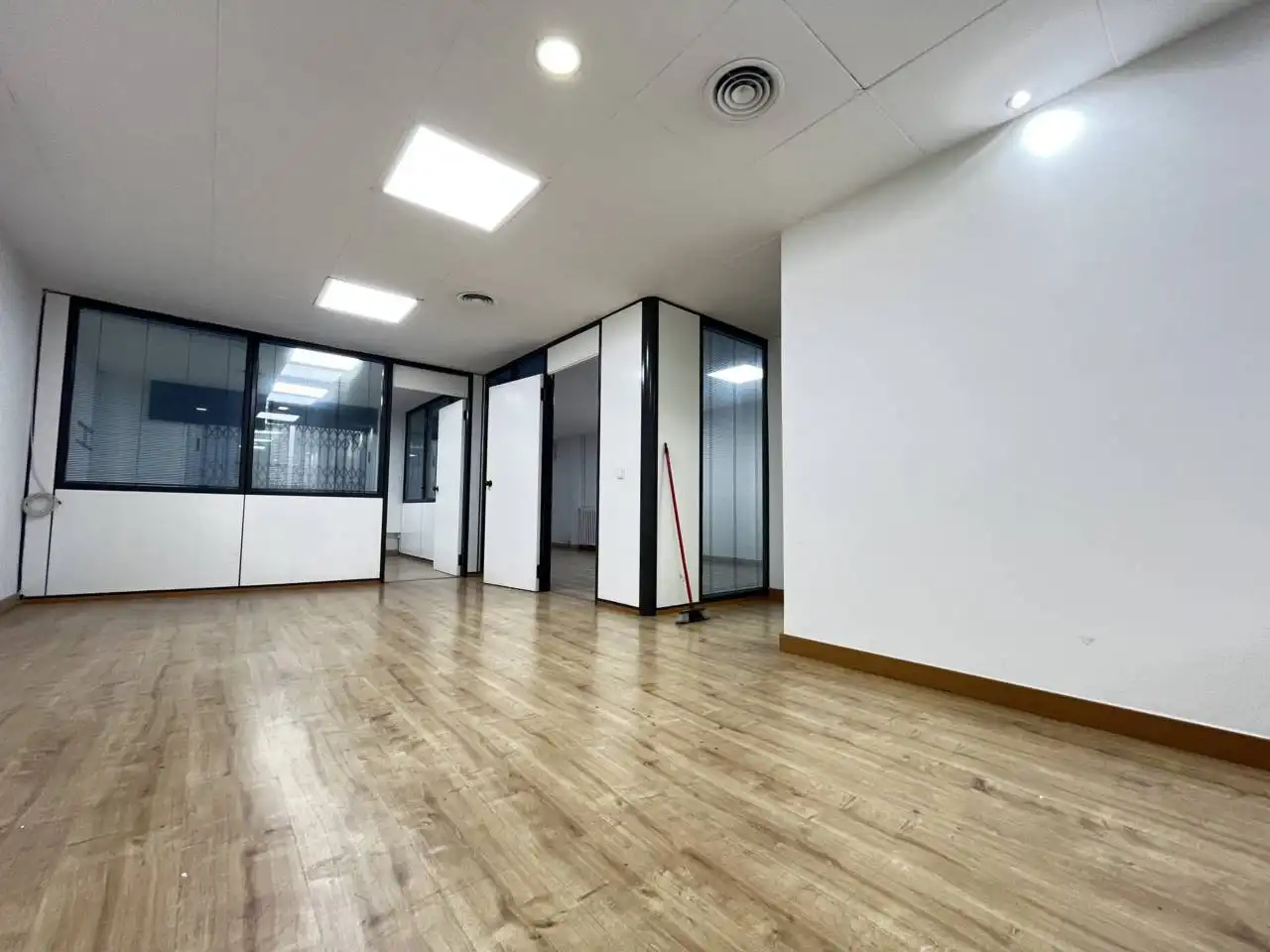 Büro zur Miete in Barcelona mit Klimaanlage, Heizung und Alarm