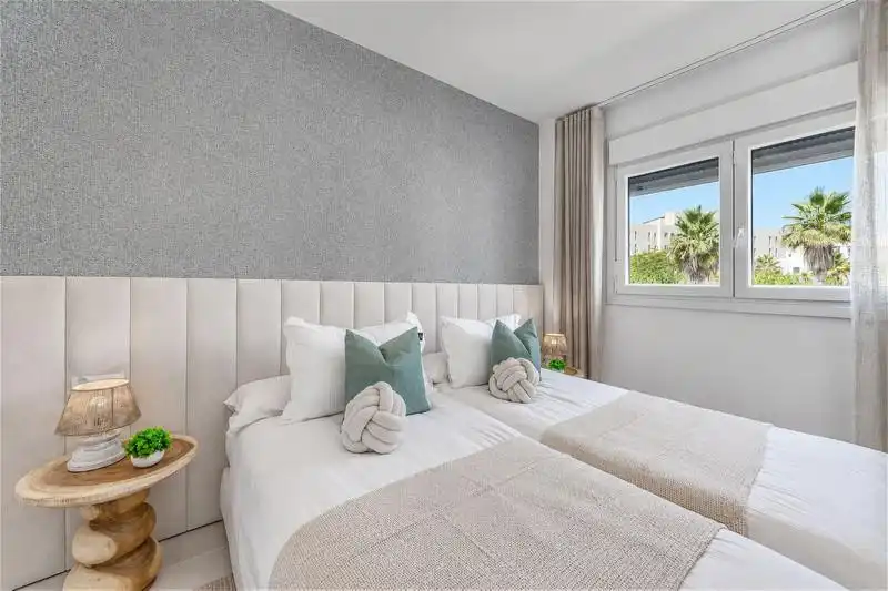 Habitación de Apartamento de alquiler en Estepona con Aire acondicionado, Calefacción y Terraza