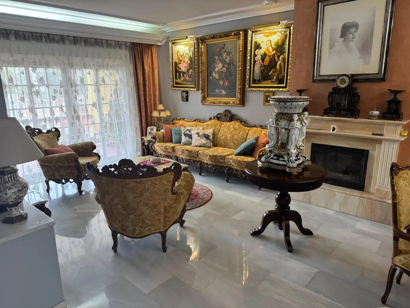 Sala d'estar de Casa adosada en venda en Morón de la Frontera amb Aire condicionat, Jardí privat i Moblat