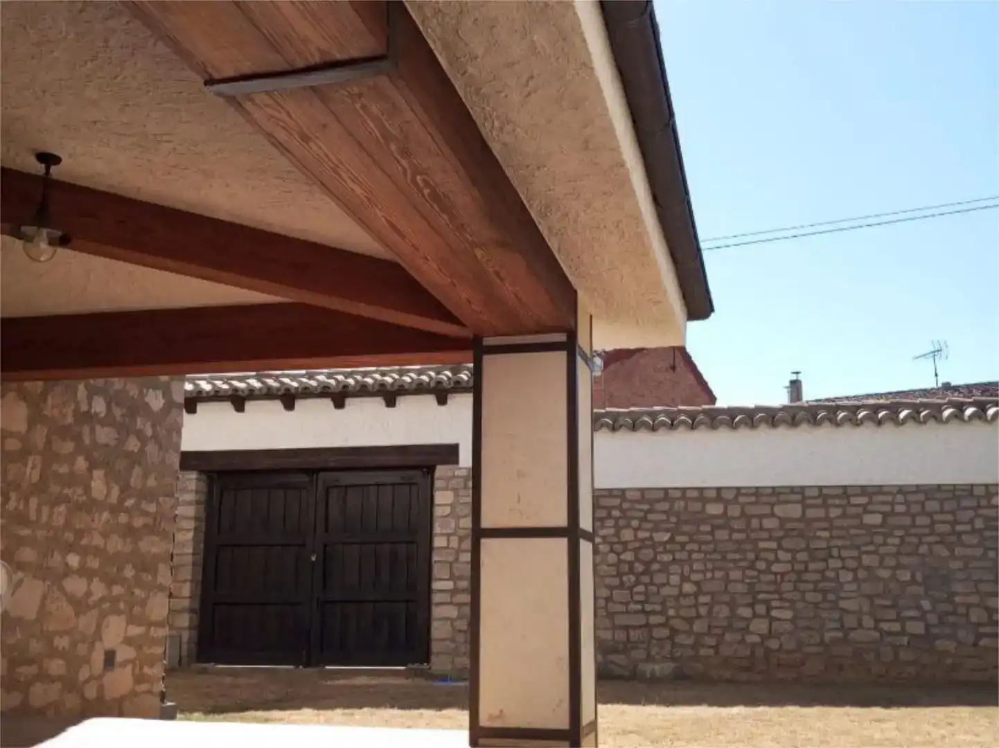 Vista exterior de Casa adosada en venda en Cubillas de Santa Marta amb Jardí privat, Traster i Moblat