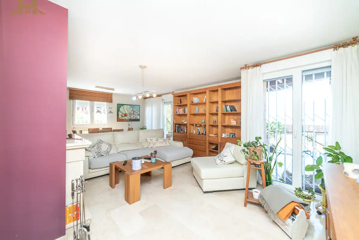 Sala d'estar de Casa o xalet en venda en Arroyomolinos (Madrid) amb Aire condicionat, Jardí privat i Terrassa