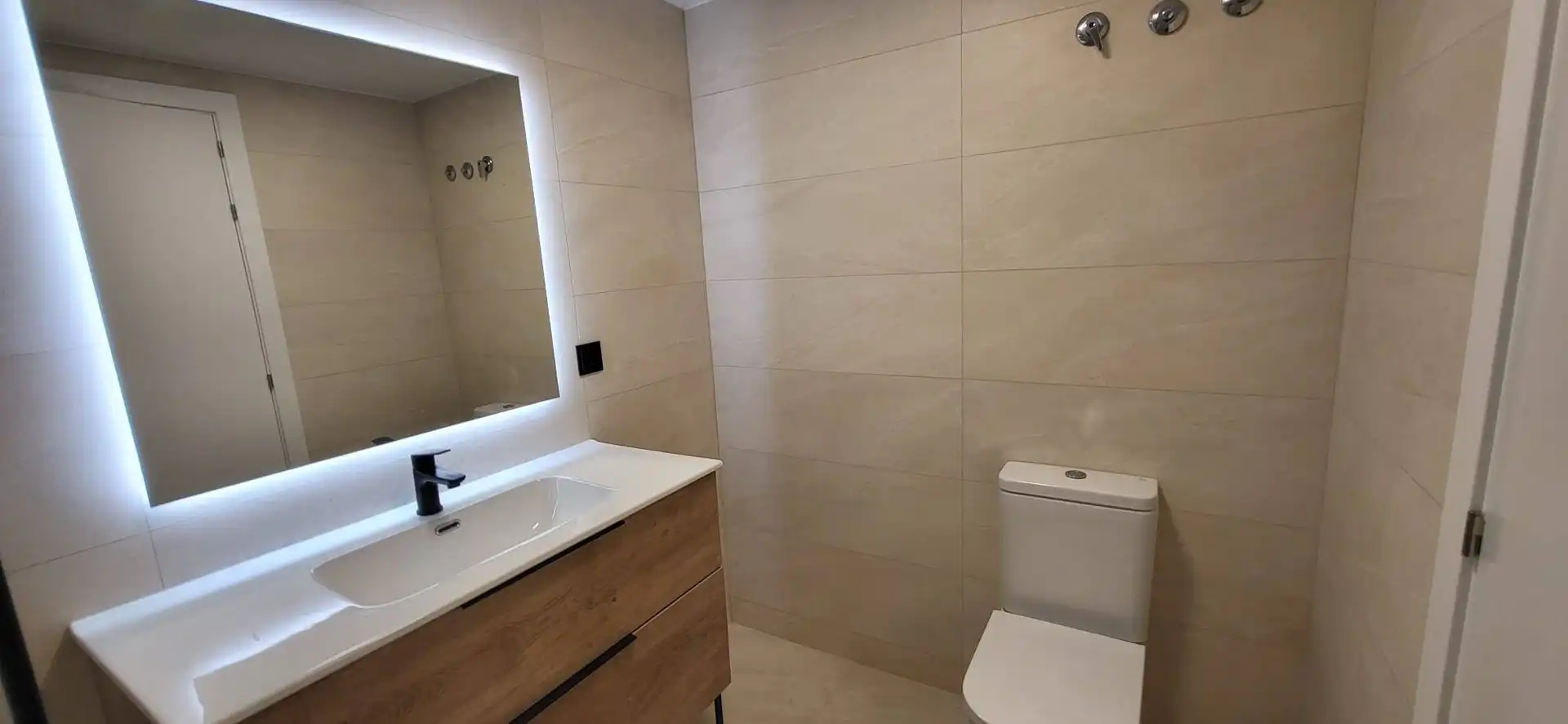 Baño de Dúplex de alquiler en San Sebastián de los Reyes con Aire acondicionado y Calefacción
