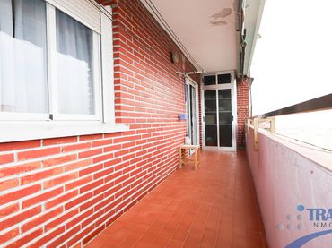 Pis amb balcó en venda a Calle de Simón Hernández