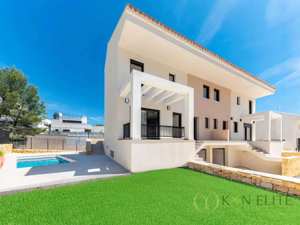 Casa aparellada amb piscina en venda a Urbanizacion Don Mar