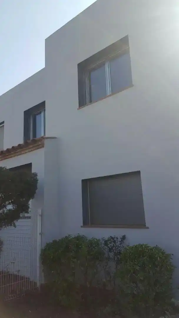 Vista exterior de Casa adosada en venda en Empuriabrava amb Piscina i Balcó