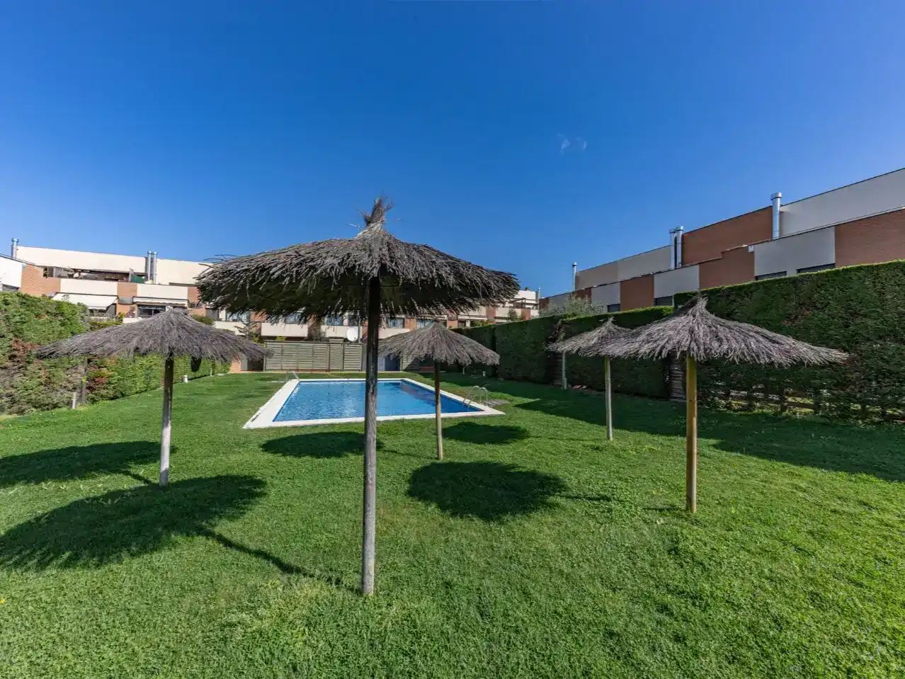Piscina de Casa adosada en venda en Vilanova del Vallès amb Aire condicionat i Piscina