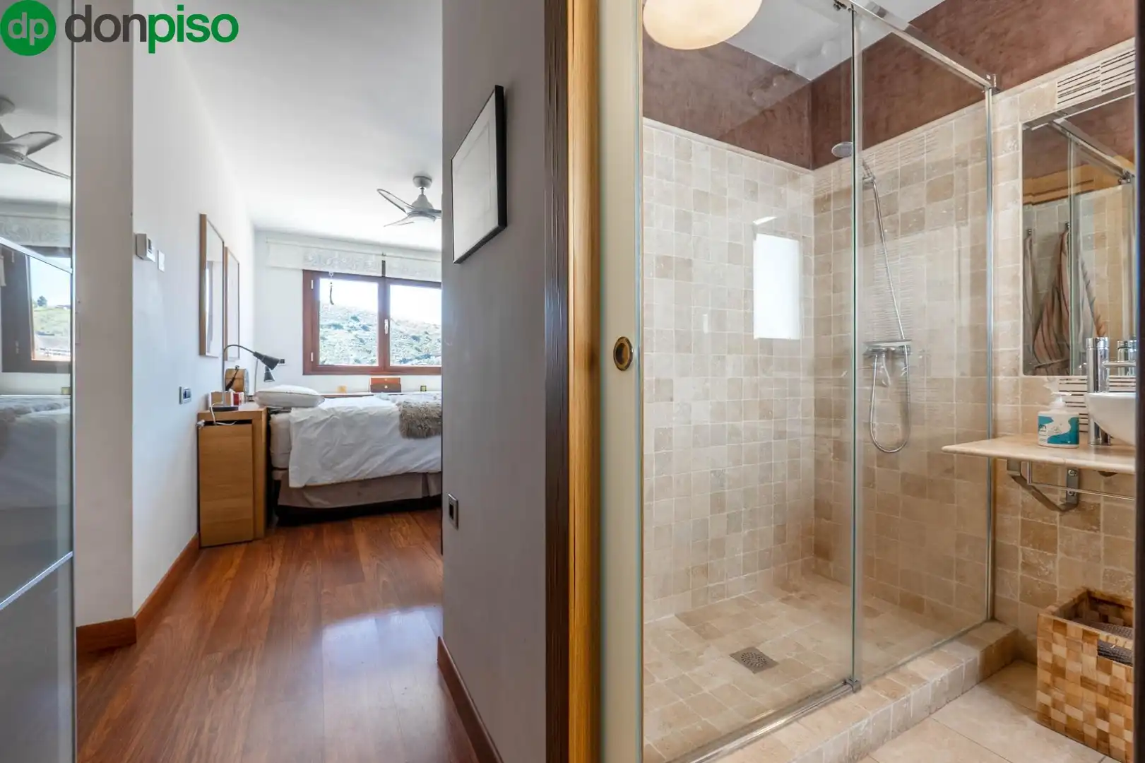 Badezimmer von Einfamilien-Reihenhaus zum Verkauf in Granada mit Klimaanlage und Terrasse