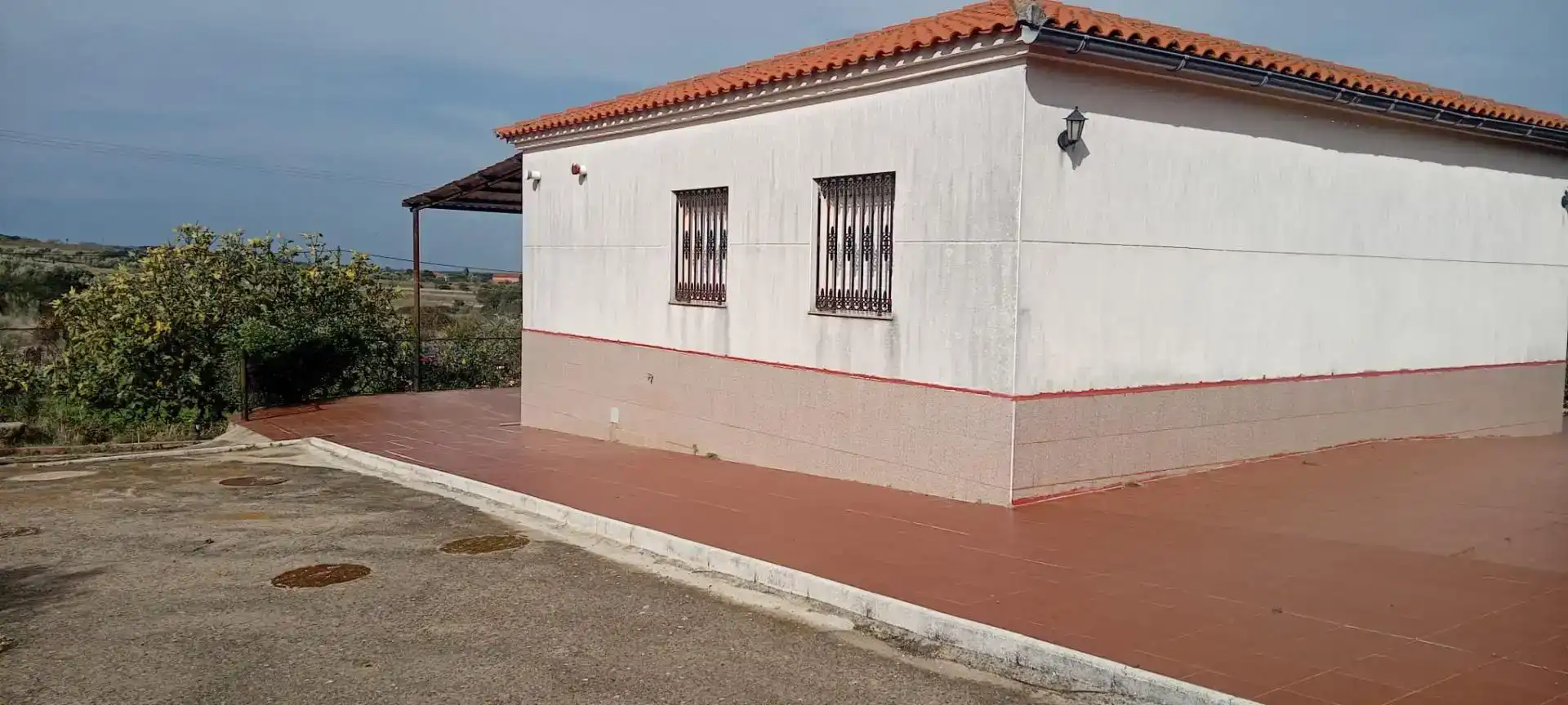 Vista exterior de Finca rústica en venda en Alcuéscar amb Piscina