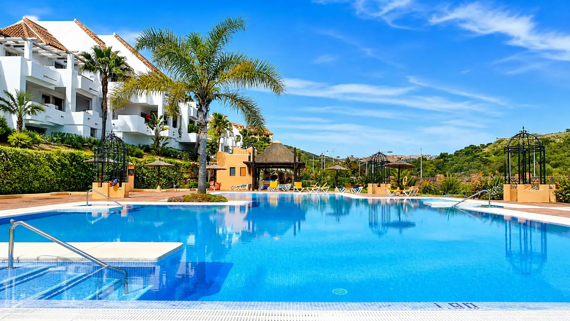 Piscina de Planta baja en venta en Manilva con Aire acondicionado, Terraza y Amueblado
