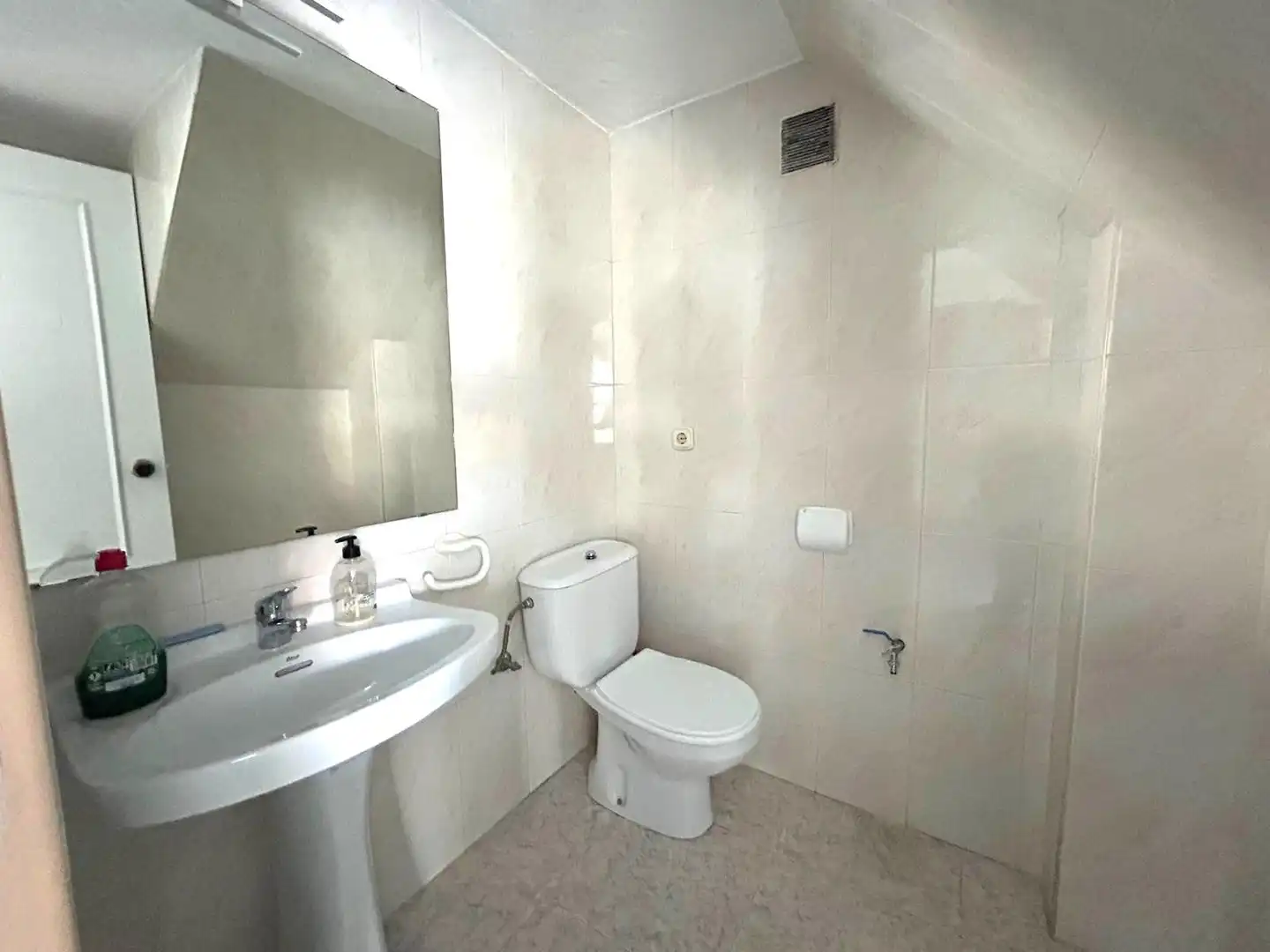 Baño de Local de alquiler en El Ejido con Aire acondicionado