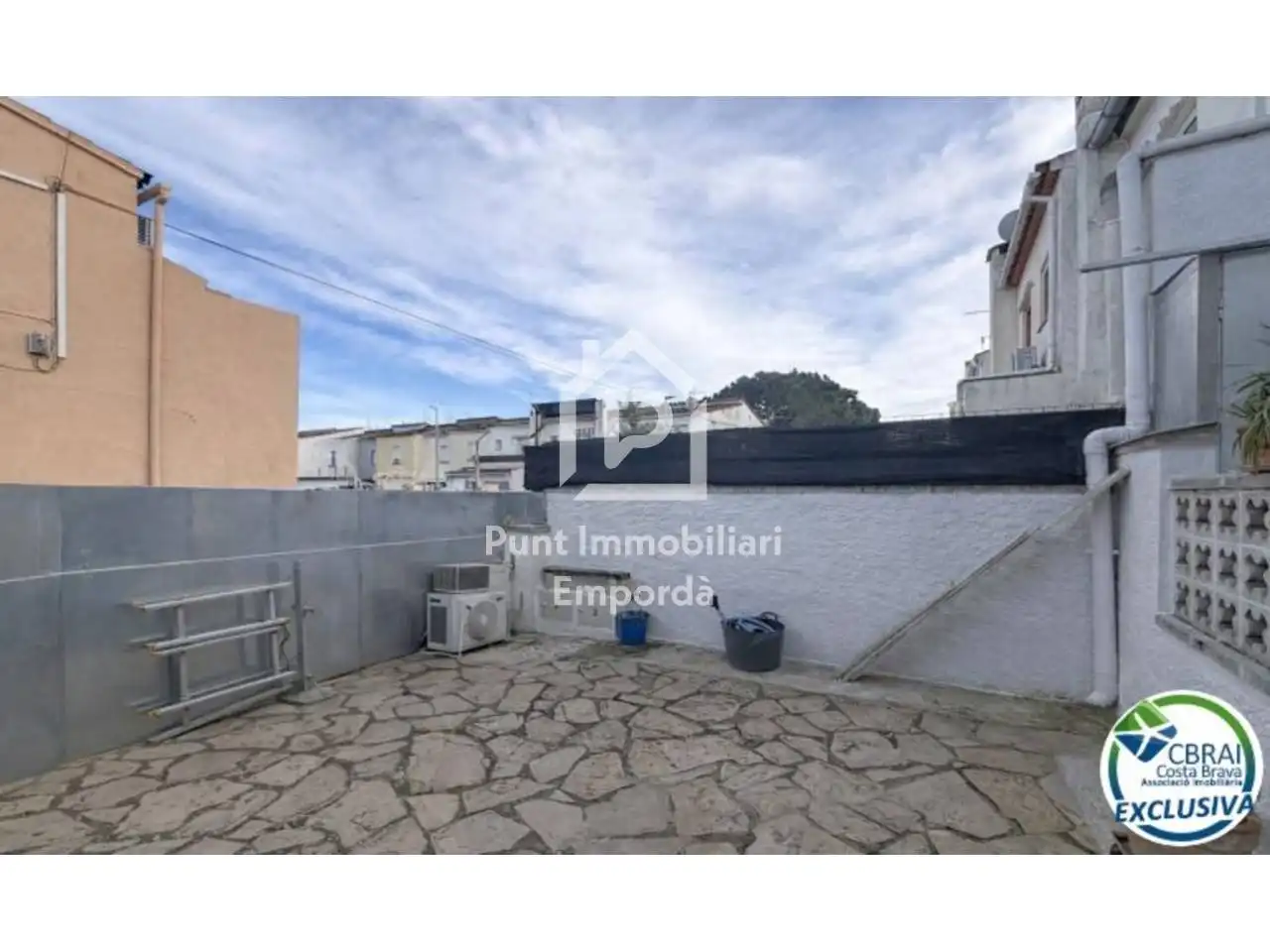 Außenansicht von Einfamilien-Reihenhaus zum Verkauf in Empuriabrava mit Klimaanlage, Heizung und Terrasse