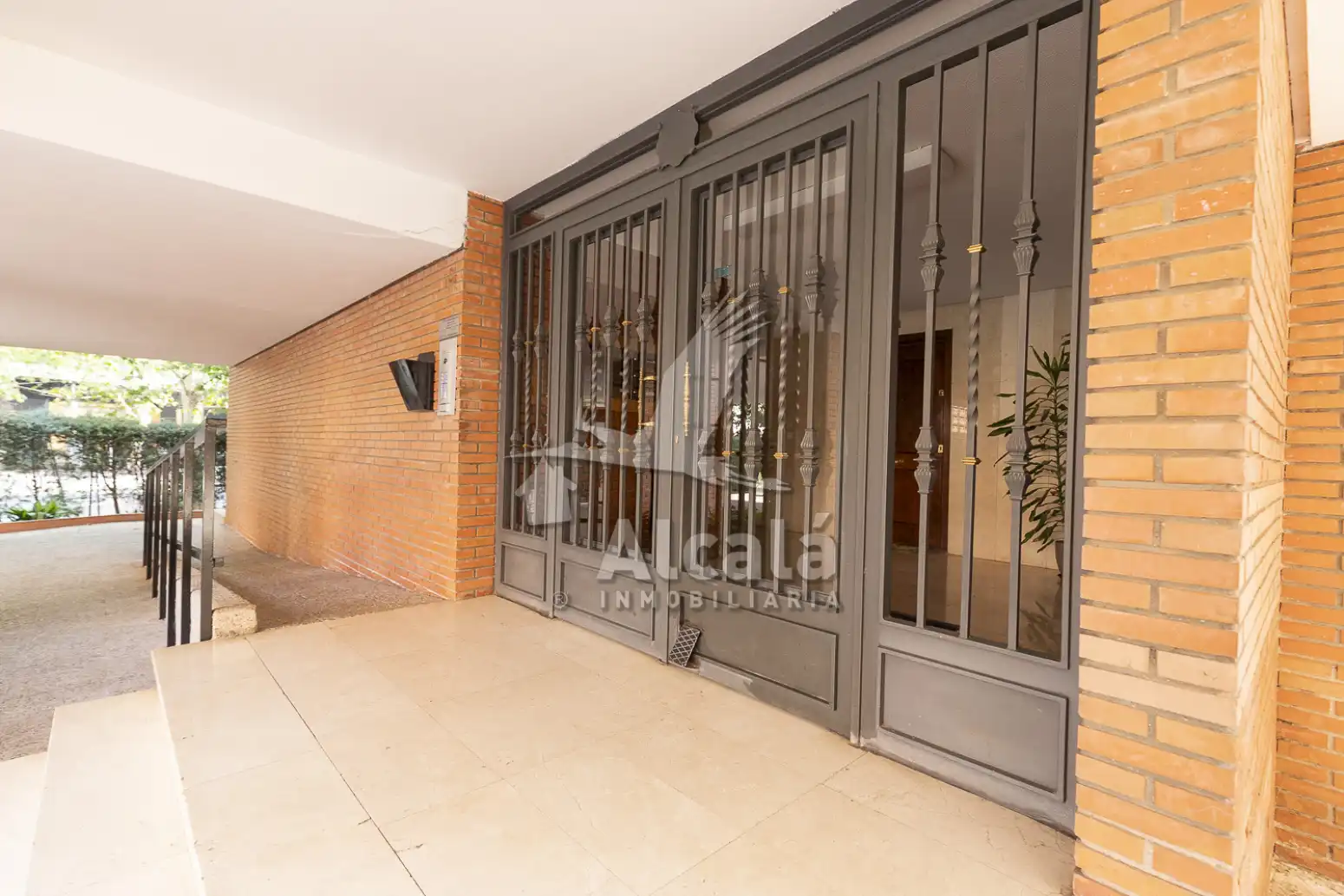 Vista exterior de Pis en venda en Alcalá de Henares amb Aire condicionat, Calefacció i Moblat