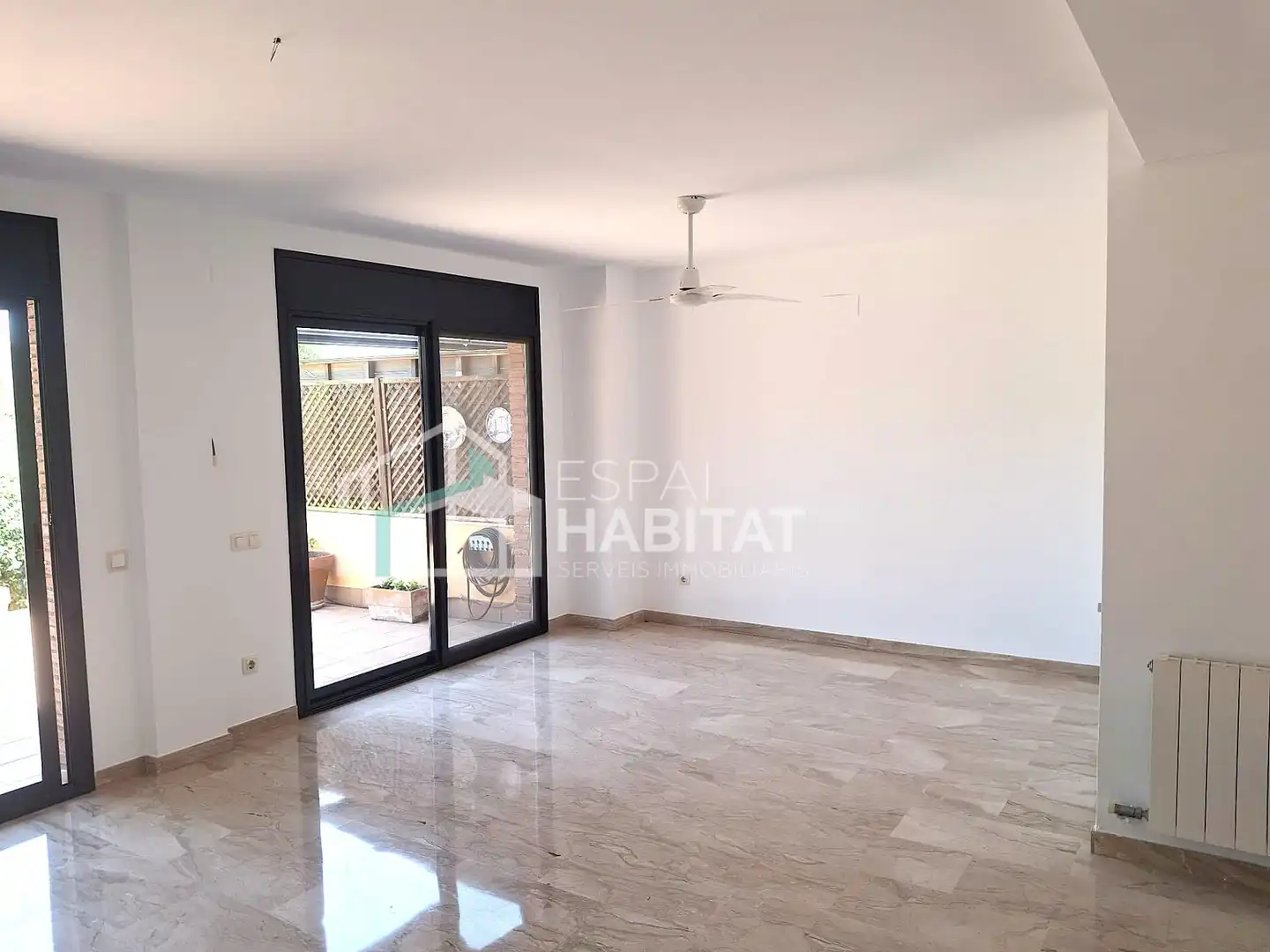Sala d'estar de Casa adosada de lloguer en Cabrils amb Calefacció, Jardí privat i Parquet