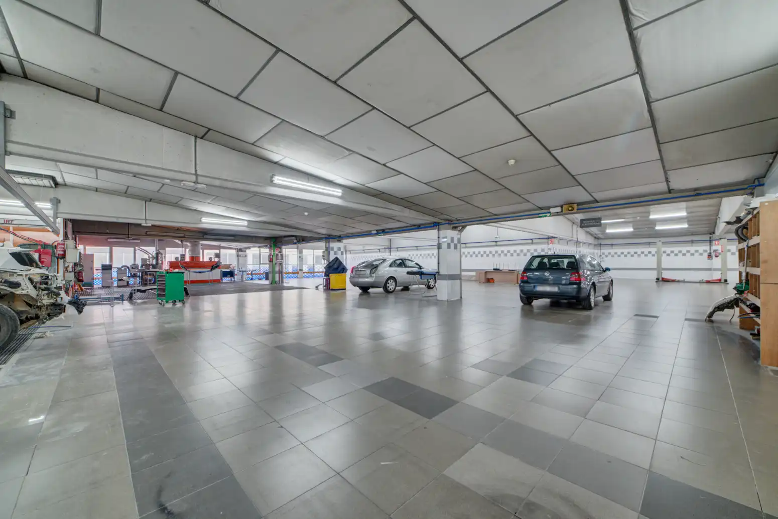 Parkplatz von Fabrikhallen zum Verkauf in Berriozar