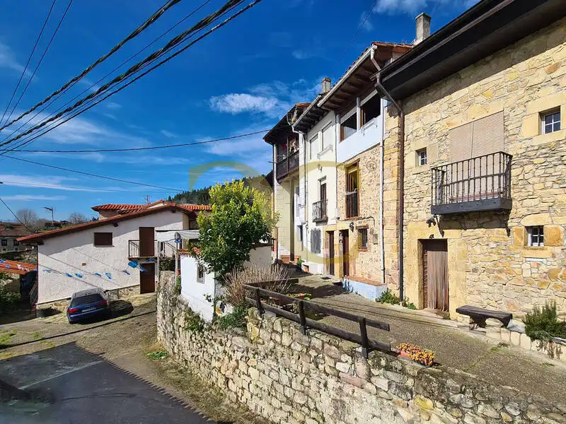 Vista exterior de Casa adosada en venda en Llanes amb Calefacció i Moblat