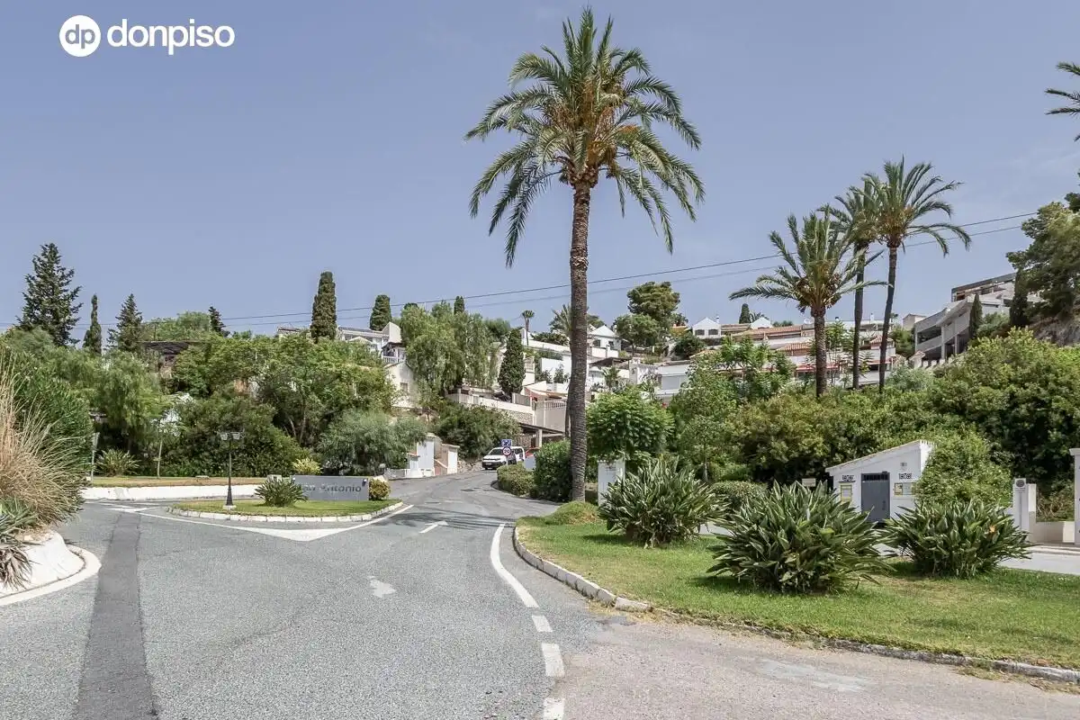 Vista exterior de Casa o xalet en venda en Almuñécar amb Terrassa