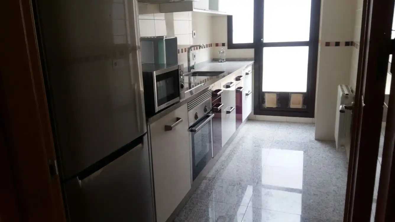 Cuina de Apartament de lloguer en Badajoz amb Aire condicionat, Calefacció i Moblat
