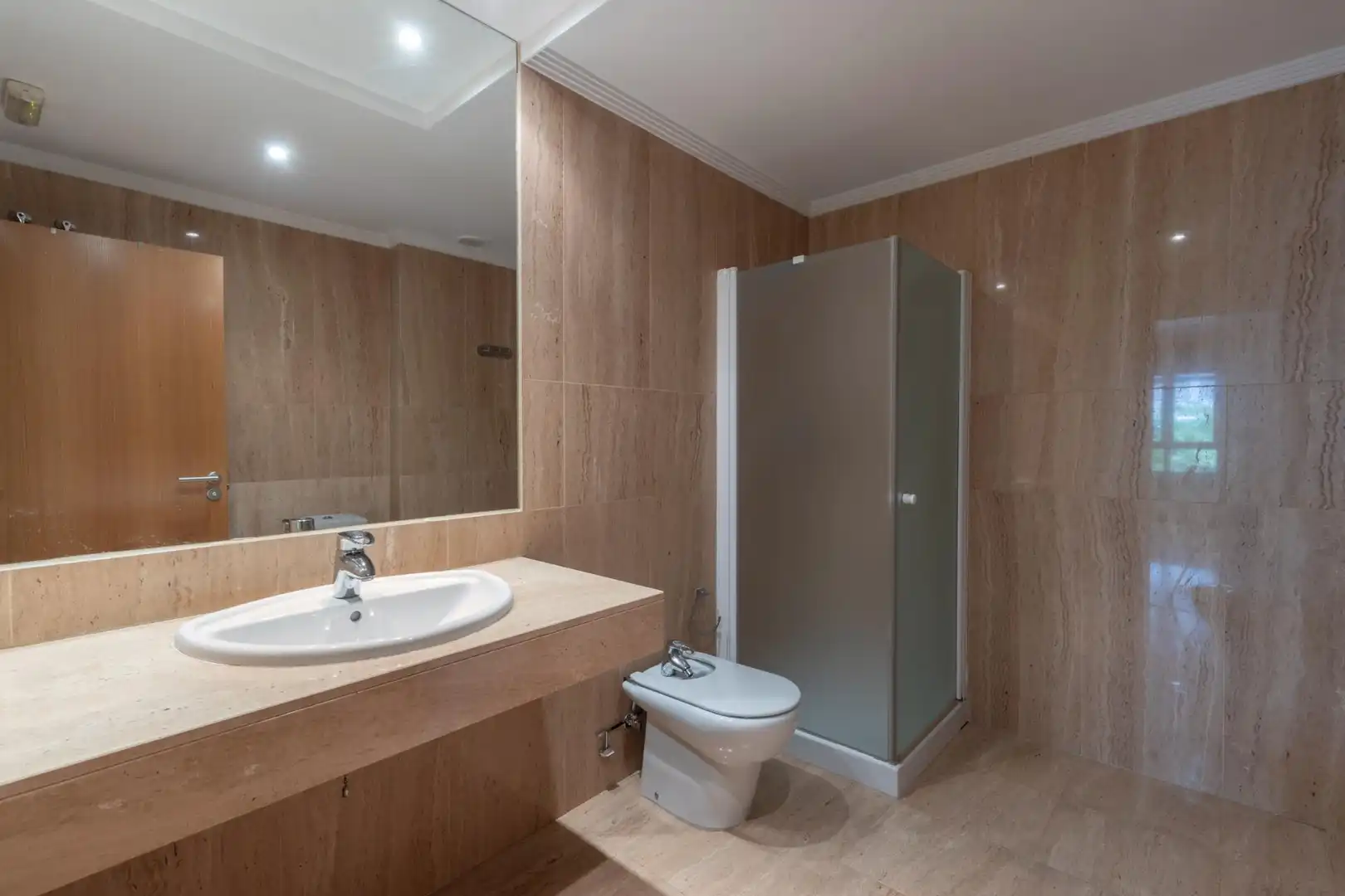 Bathroom of Flat for sale in Granada  with Air Conditioner and Heating