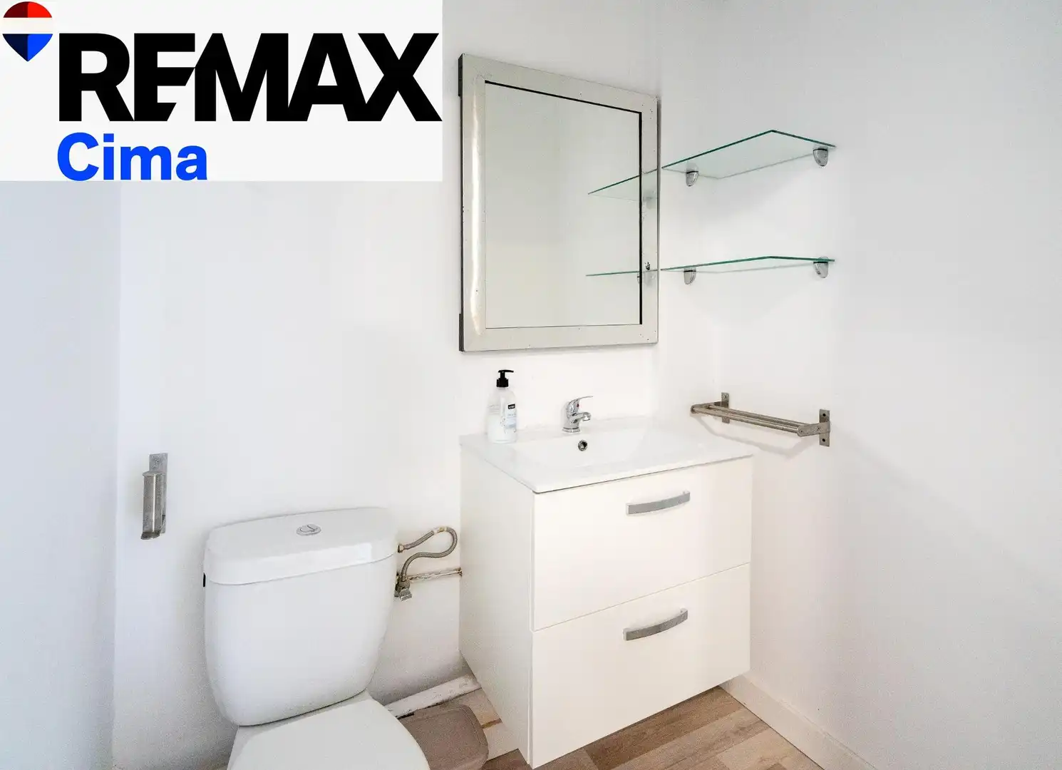Bany de Casa adosada en venda en Baza amb Aire condicionat, Calefacció i Jardí privat