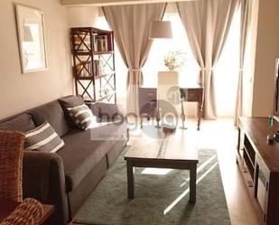 Sala d'estar de Pis de lloguer en  Sevilla Capital amb Aire condicionat, Piscina i Moblat