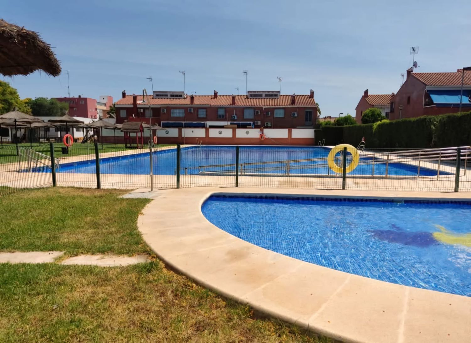 Swimming pool of House or chalet for sale in  Sevilla Capital  with Air Conditioner, Heating and Terrace