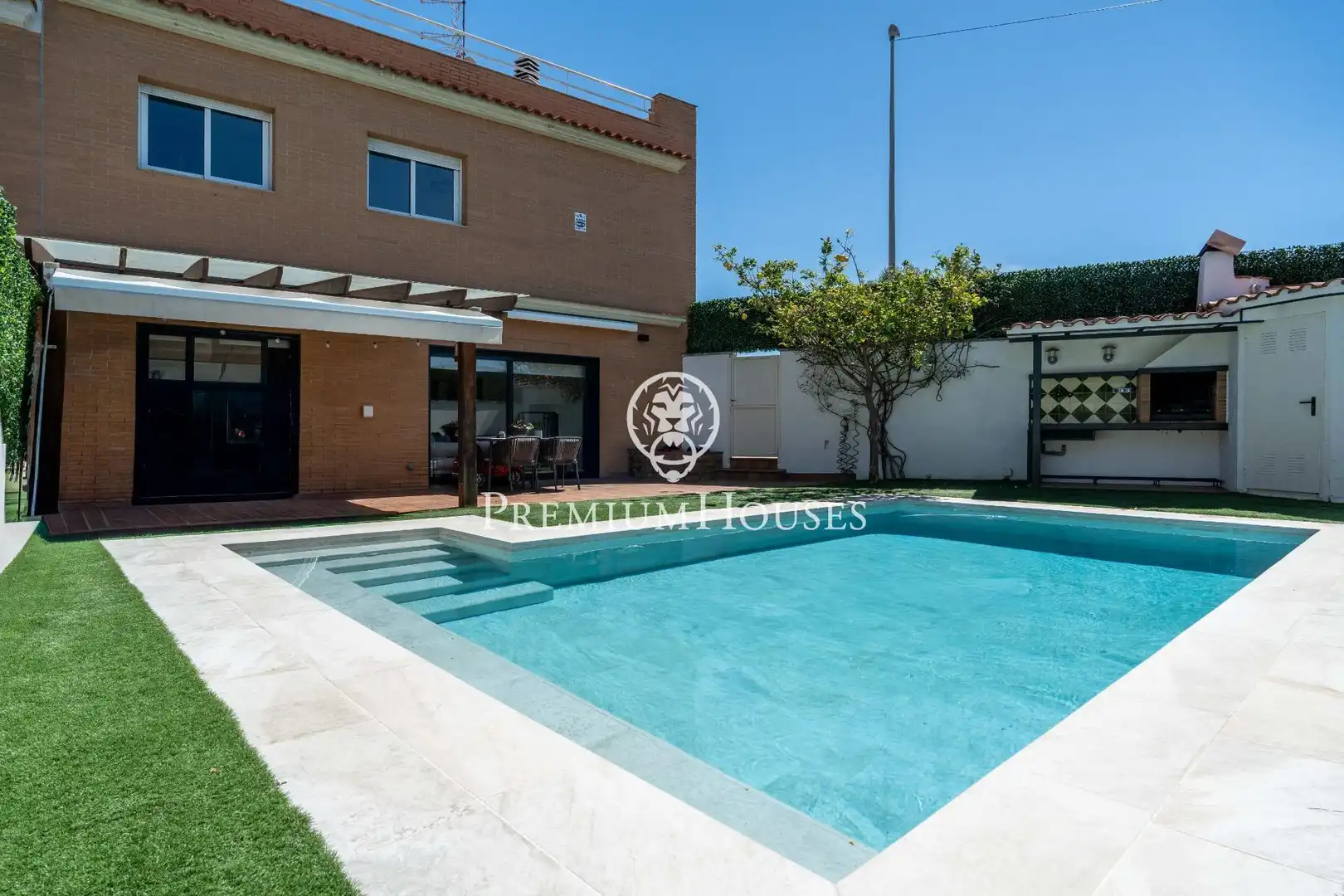 Swimming pool of Detached homes for sale in Vilanova i la Geltrú  with Air Conditioner, Heating and Private garden