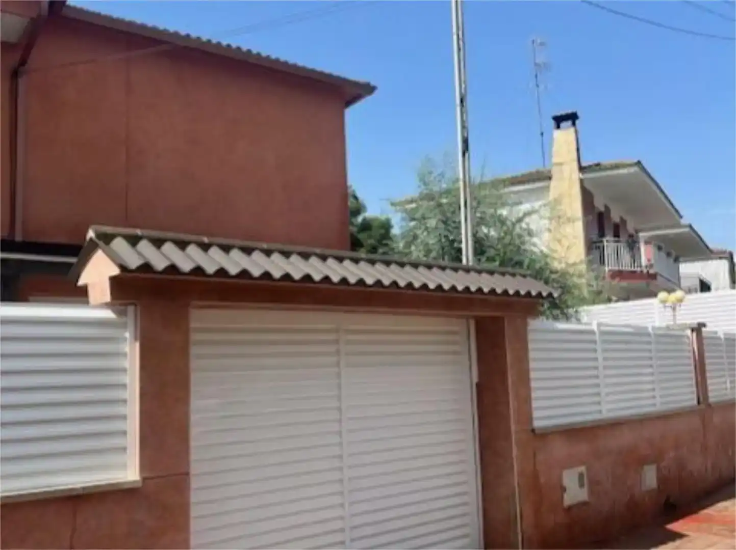 Außenansicht von Einfamilien-Reihenhaus zum Verkauf in Cunit mit Klimaanlage, Schwimmbad und Balkon