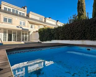 Piscina de Casa adosada en venda en  Madrid Capital amb Aire condicionat, Calefacció i Jardí privat