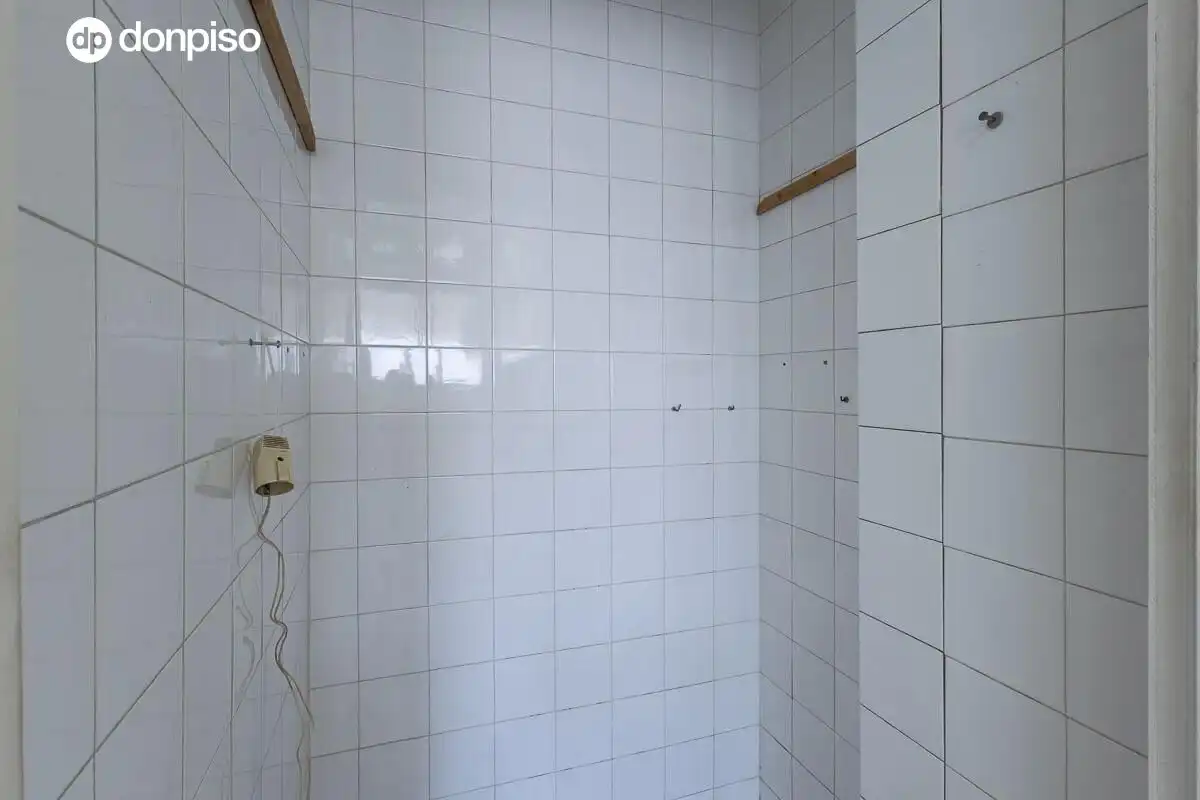Bathroom of Flat for sale in Granada  with Air Conditioner and Heating