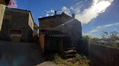 PEQUEÑA VIVIENDA DE PIEDRA SITUADA EN UN PUEBLO DE VILLAMARÍN