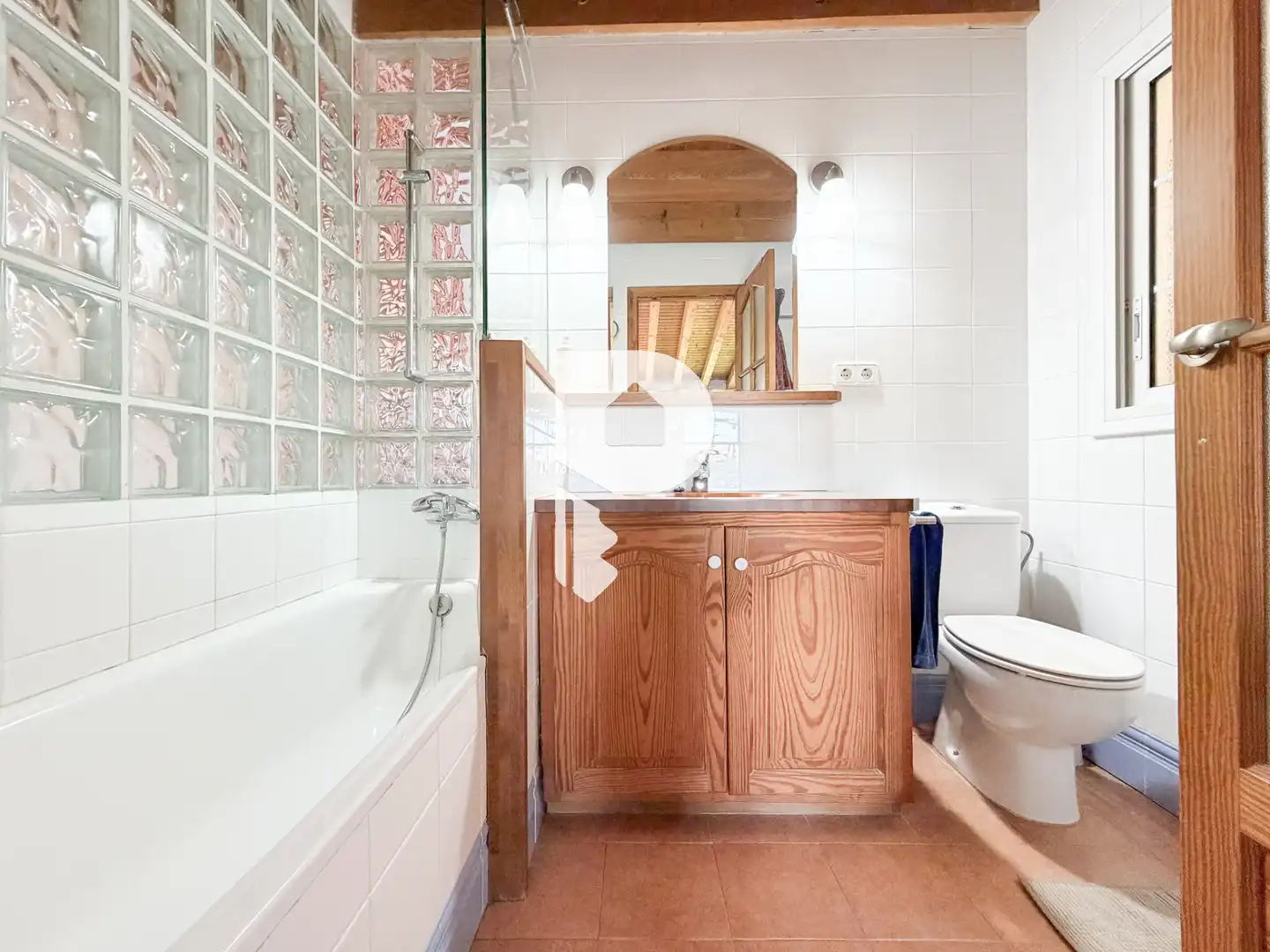Baño de Casa adosada en venta en Sant Vicenç Dels Horts con Aire acondicionado, Calefacción y Jardín privado