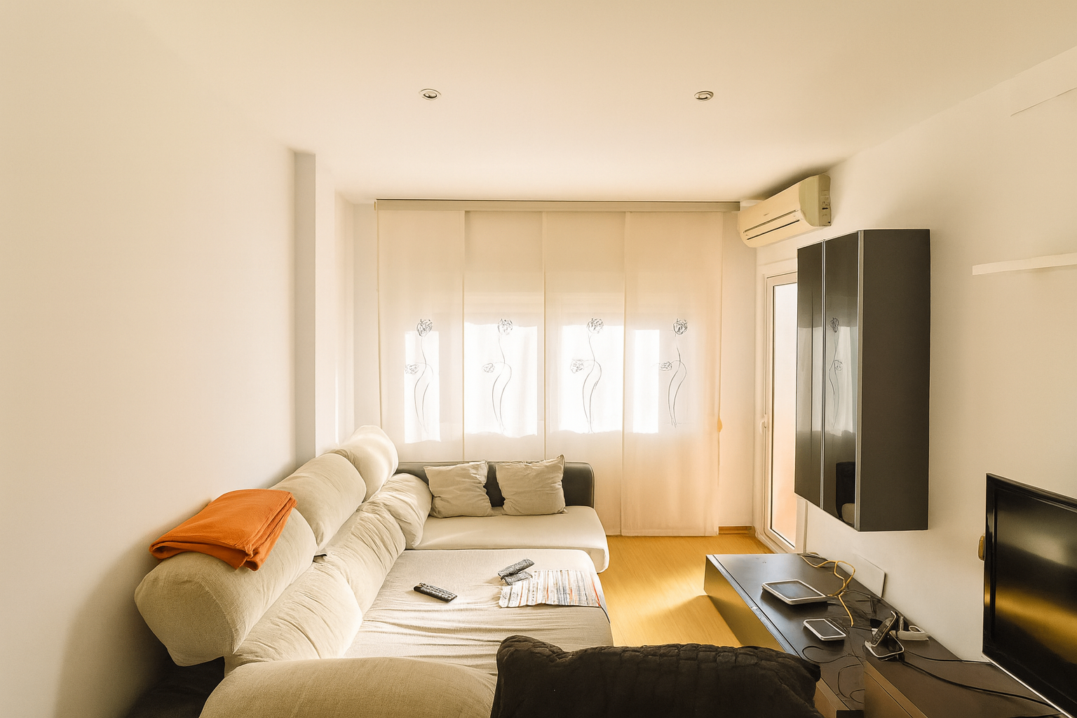 Sala d'estar de Pis en venda en Cornellà de Llobregat amb Balcó