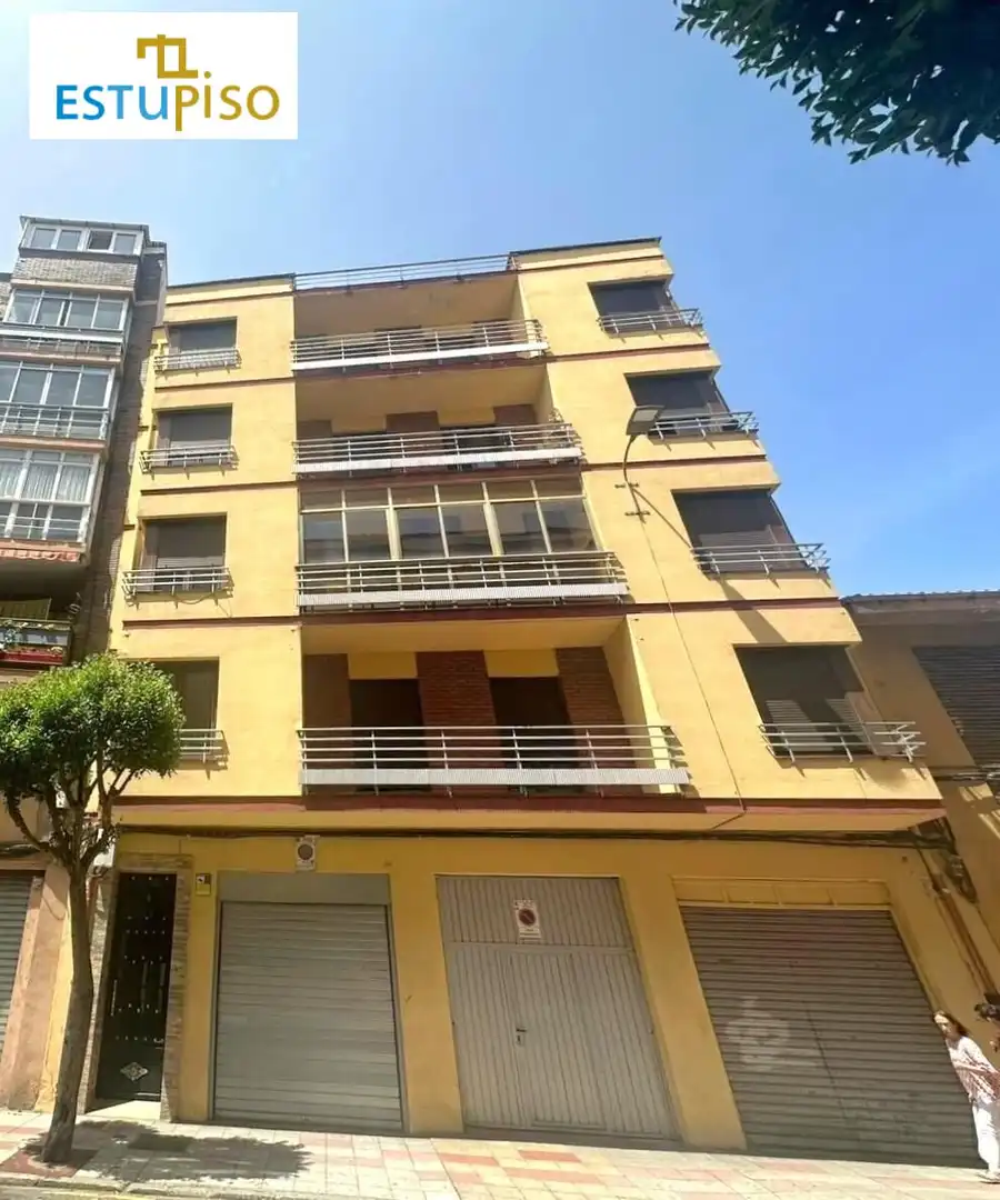 Vista exterior de Pis en venda en León Capital  amb Calefacció, Terrassa i Moblat