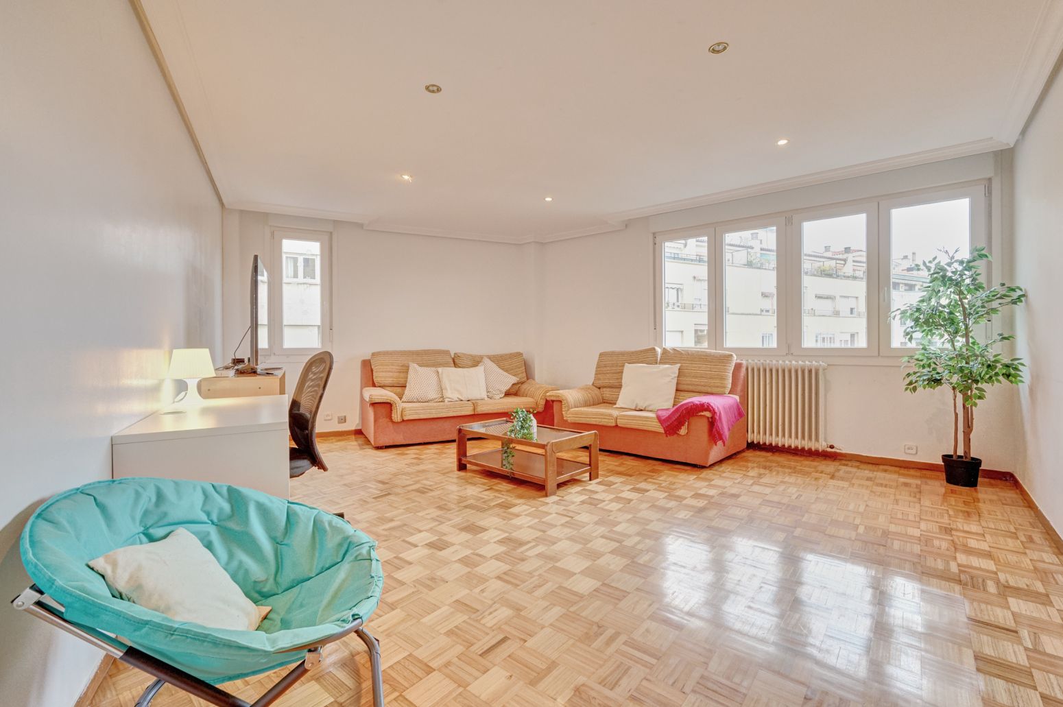 Living room of Flat for sale in  Pamplona / Iruña  with Heating, Parquet flooring and Furnished