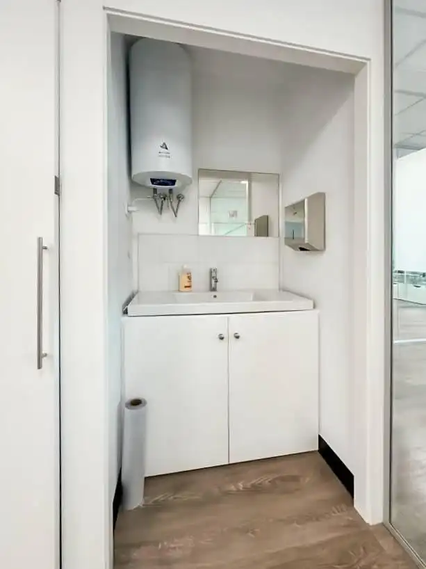 Baño de Oficina de alquiler en Madrid con Aire acondicionado y Amueblado
