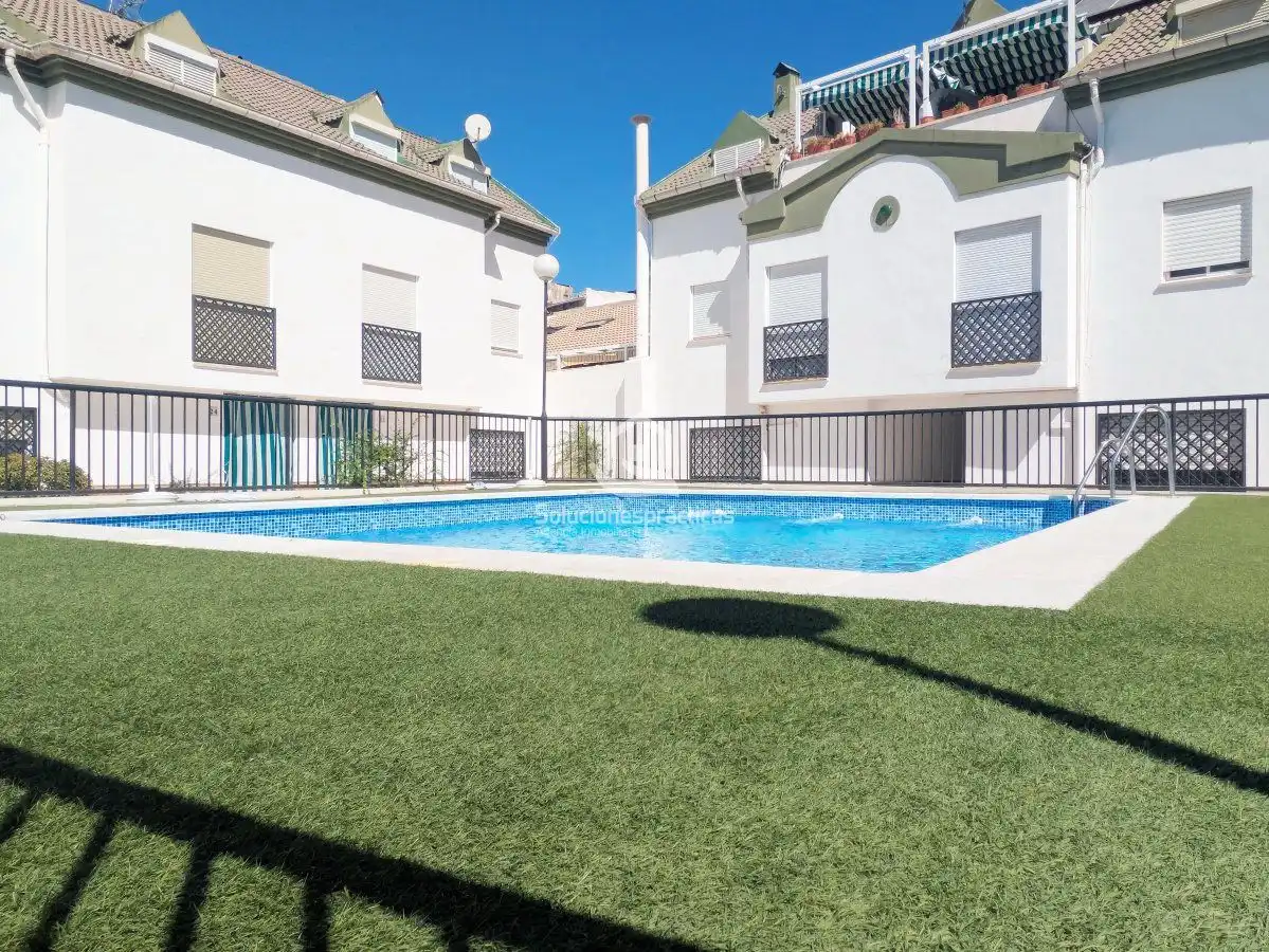 Piscina de Casa o xalet en venda en Jaén amb Aire condicionat, Terrassa i Traster