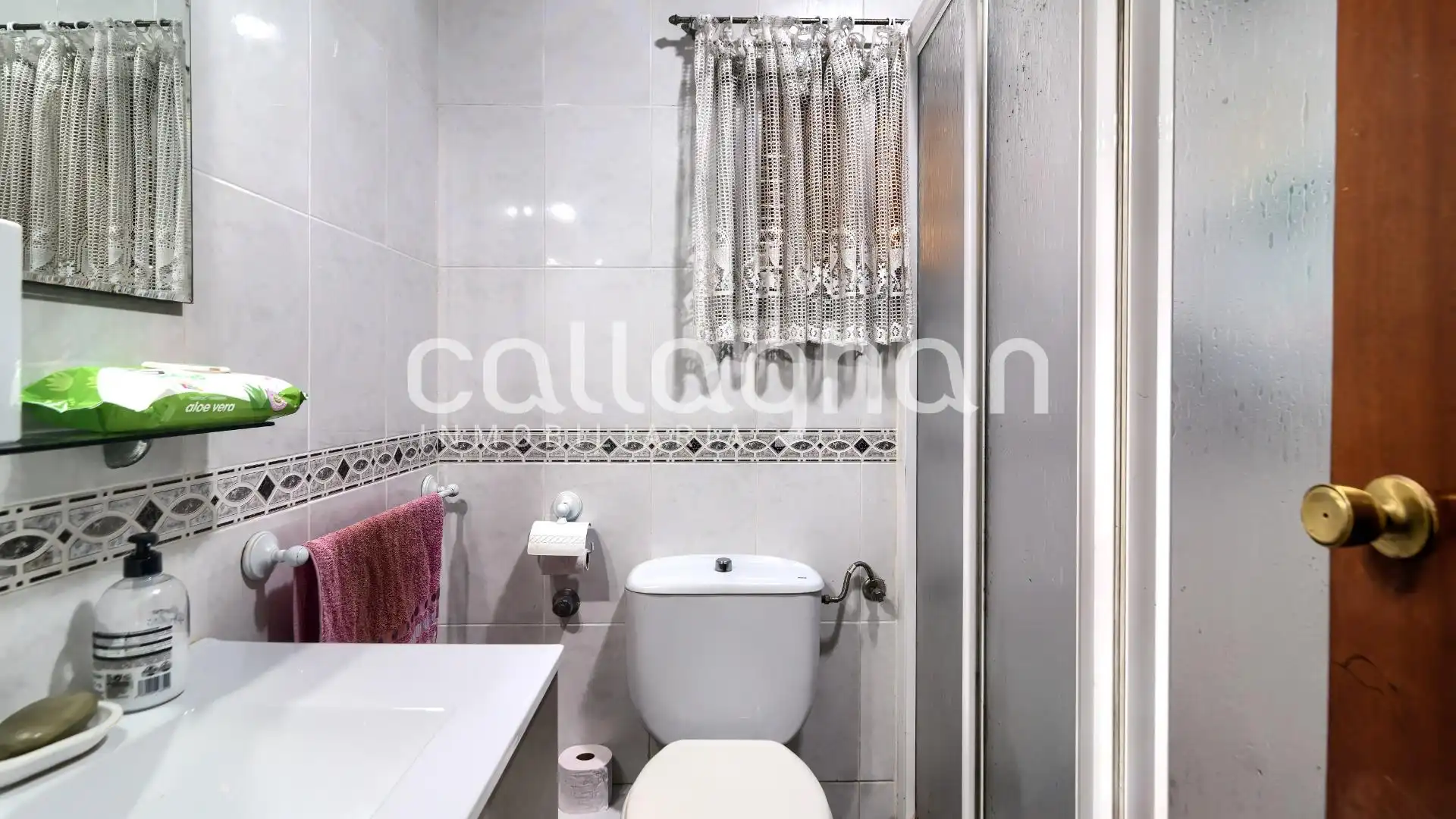 Bathroom of Flat for sale in Silla  with Air Conditioner, Heating and Balcony