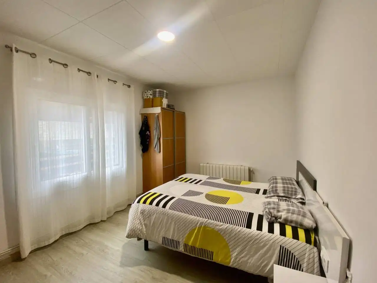 Dormitori de Casa o xalet en venda en Olot amb Parquet i Terrassa